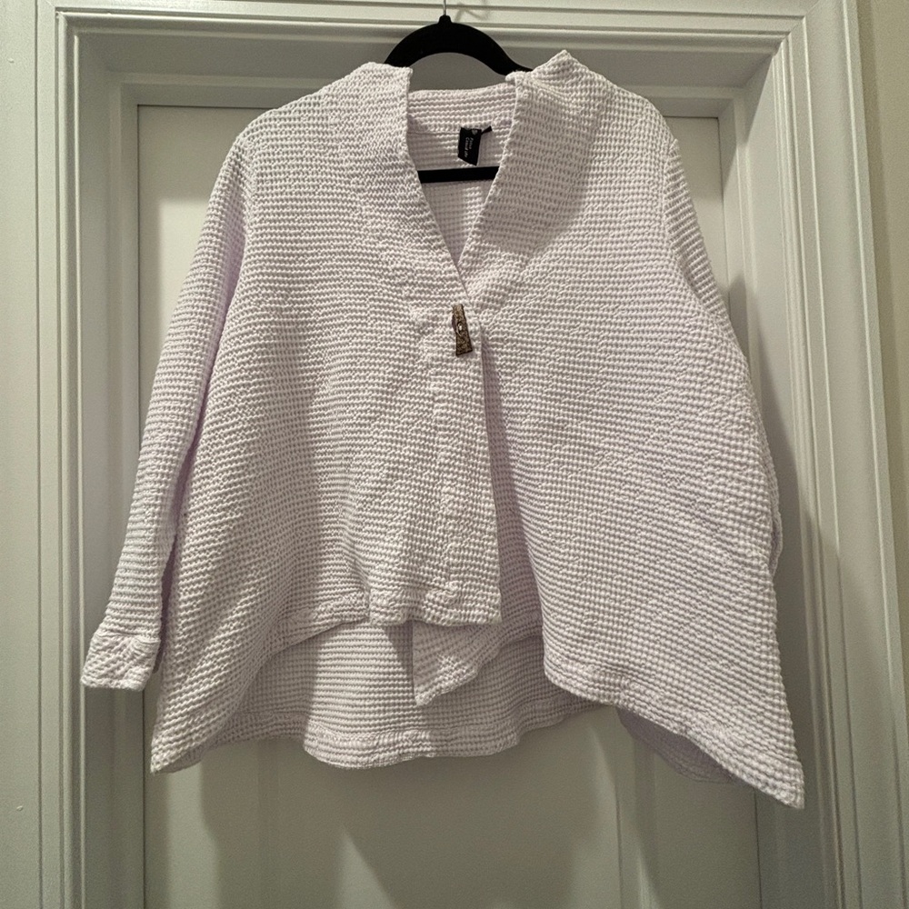 Large texture shirt with wood closure